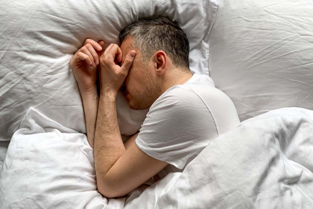 Hombre en su Cama Con Falta de Sueño Sin Poder Dormir - Dr Jorge Cubrias