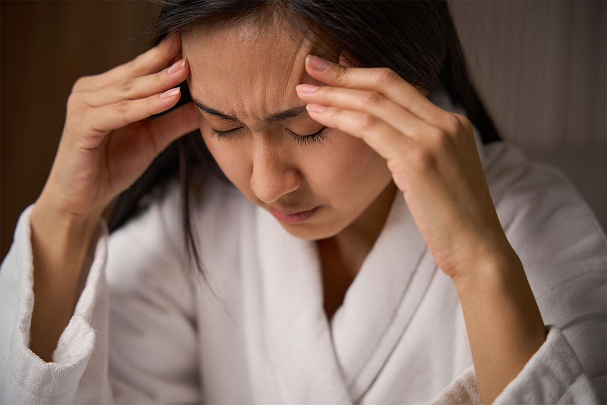 Mujer con Migraña Agarrandose la Cabeza - Dr Jorge Cubrías